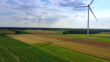 Yazın rüzgar enerjisi türbinleri çizgisi