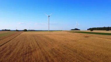 Tarladaki birçok yel değirmeninin rüzgâr tarlası