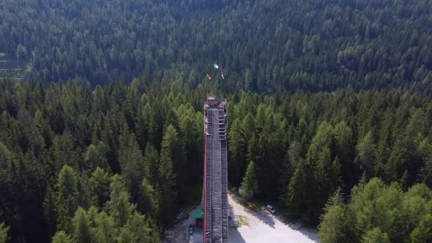 Luftaufnahme der italienischen Olympiaschanze, die 1956 in Cortina dAmpezzo für die Olympischen Winterspiele gebaut wurde. — Stockvideo