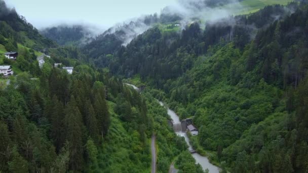 Vackra landskap av österrikisk natur: liten flod i en dal mellan berg — Stockvideo