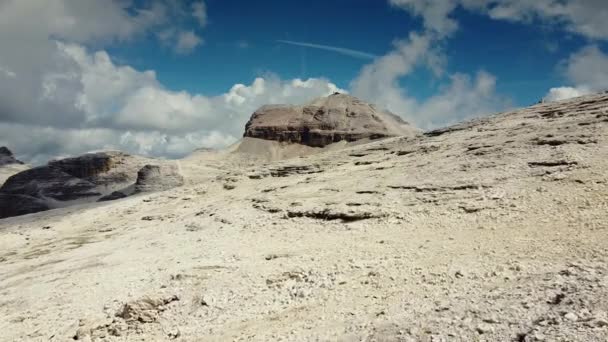 Drone tiro das montanhas Dolomitas na Itália — Vídeo de Stock