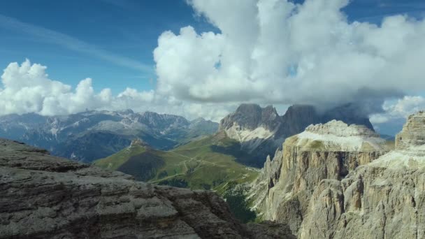 Italští Dolomité. Pohled z hory Piz Boe na Langkofelu — Stock video
