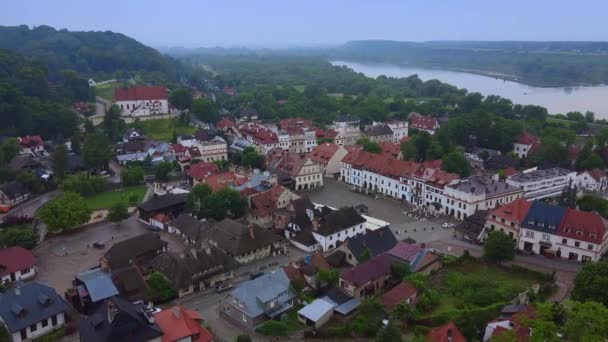 Воздушная панорама центра города Казимеж-Дольный в Польше — стоковое видео