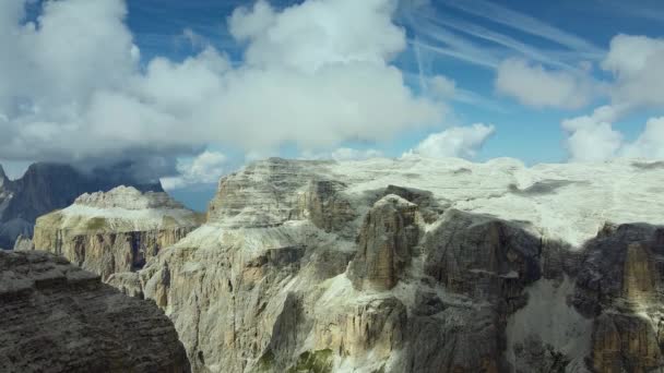 Italští Dolomité. Pohled z hory Piz Boe na Langkofelu — Stock video