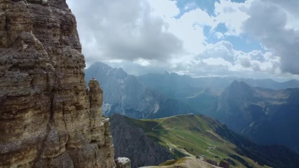 Vista aérea de tirar o fôlego das montanhas Dolomitas na Itália — Vídeo de Stock