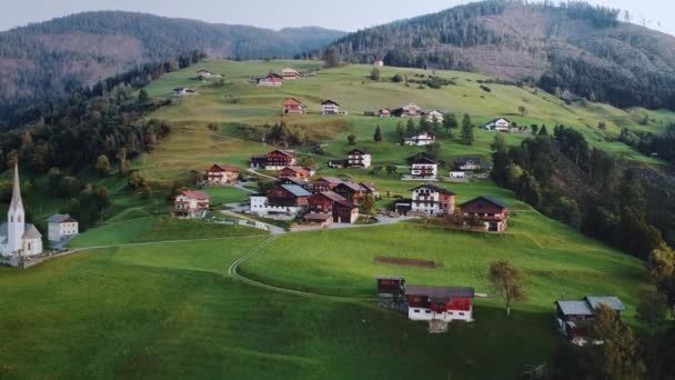 Crane skott av österrikiska byn på berget — Stockvideo
