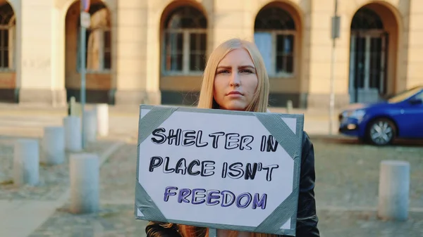 Mujer protestando que el refugio en su lugar no significa libertad — Foto de Stock