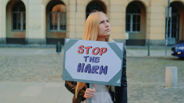 Mujer rubia protestando para detener el daño sosteniendo vapor — Foto de Stock