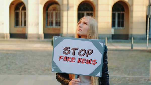 Sahte haberleri protesto eden genç bir kadın