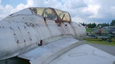 Açık hava askeri müzesinde eski bir jet uçağı..