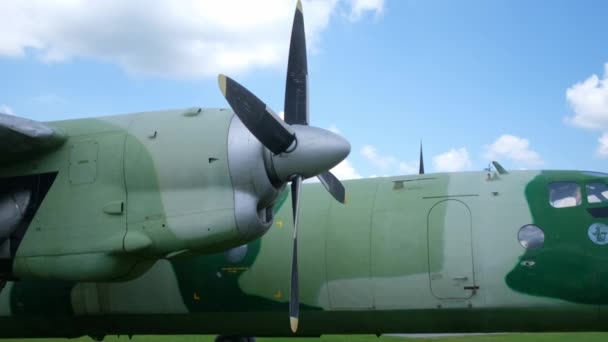 Выставка старых военных самолетов — стоковое видео