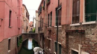 Su kanalı ve Venedik 'teki eski binalar