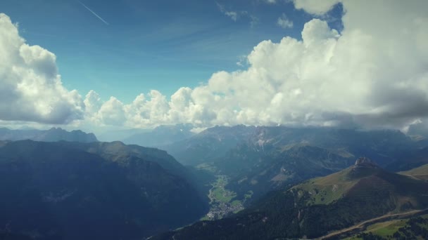 Voando para trás sobre a menina com as mãos levantadas no topo da montanha Piz Boe em Dolomitas — Vídeo de Stock