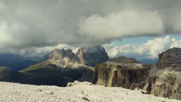 Vue aérienne depuis le sommet de Piz Boe dans les Dolomites italiennes. — Video