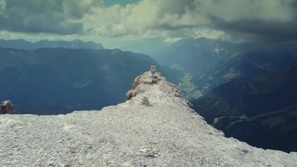 Пролетая над женщиной, достигающей вершины горы Пиз Бо в итальянских Доломитовых Альпах — стоковое видео
