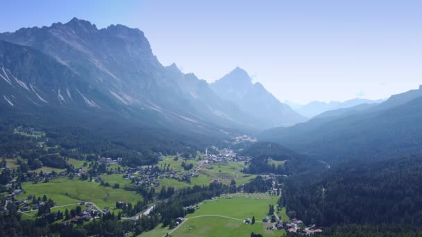 Malowniczy widok na Cortina dAmpezzo w Dolomitach, Włochy. — Wideo stockowe