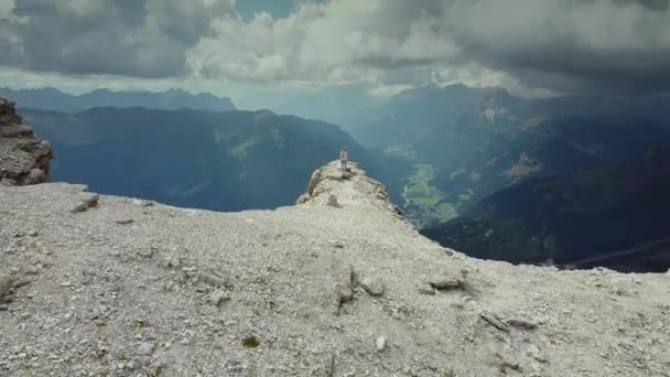 Voando sobre a mulher levantando as mãos no topo da montanha Piz Boe em Dolomites — Vídeo de Stock