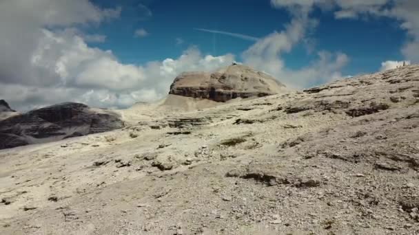 Drone tiro das montanhas Dolomitas na Itália — Vídeo de Stock