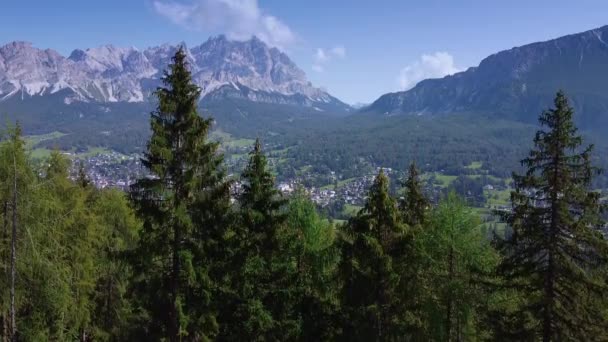 Widok panoramiczny na Cortina dAmpezzo w Dolomitach, Włochy. — Wideo stockowe