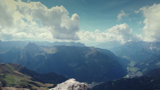Rückwärts über eine Frau auf dem Gipfel des Piz Boe in den Dolomiten fliegen — Stockvideo
