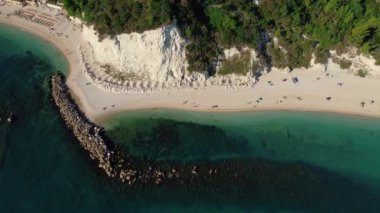 Sahilde ve dağlık yüzeyde uçuyor.