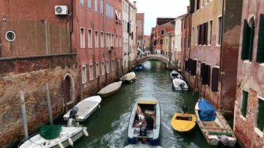 Venedik 'te su kanalında yüzen motorlu tekne