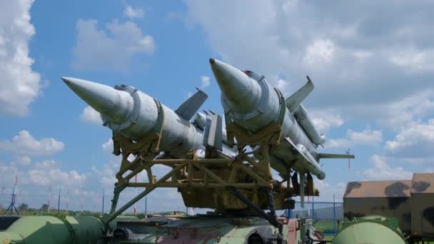 Missiles militaires à l'exposition au musée en plein air — Video