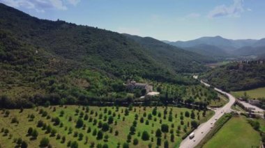 Şehir banliyöleri ve yeşil ormanlarla dağlık arazinin muhteşem hava manzarası.