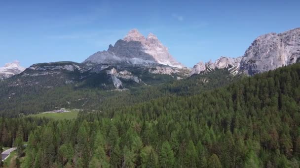 Vista aérea de los Tres Picos de Lavaredo. Los Dolomitas en Italia. — Vídeo de stock