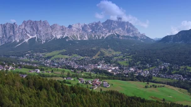 Vue pittoresque de Cortina dAmpezzo dans les Dolomites, Italie. — Video
