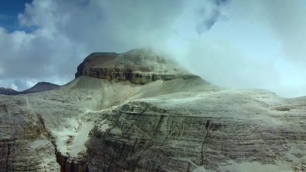 En la cima de la montaña en Dolomitas italianas — Vídeos de Stock