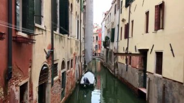 Su kanalı ve Venedik 'teki eski binalar