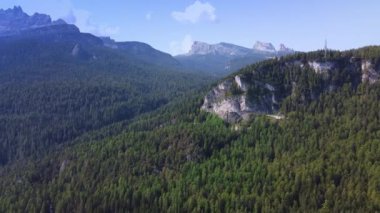 İtalya 'daki Dolomitler dağlarında asfalt bir yolun insansız hava aracı uçuşu