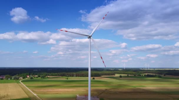 Großer Windenergiekonverter zur Stromerzeugung am blauen Himmel — Stockvideo