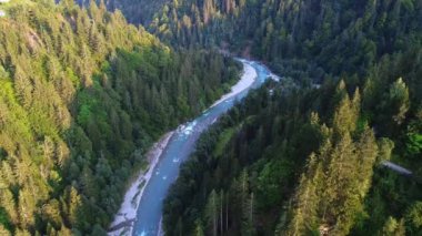 Dağ nehrinin havadan görünüşü