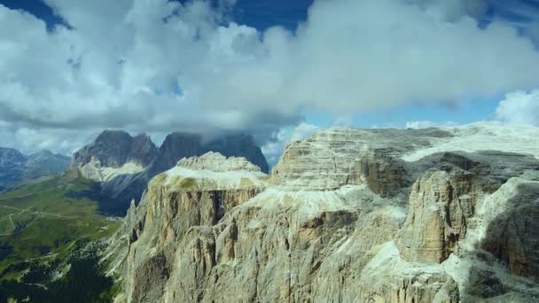 Atemberaubende Luftaufnahme vom Piz Boe in den italienischen Dolomiten — Stockvideo