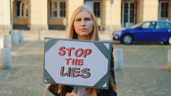 有关妇女高举抗议标语，呼吁停止谎言 — 图库照片