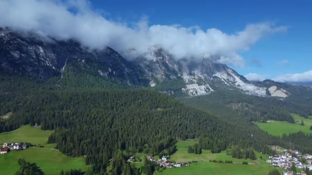 Bulutlardaki İtalyan Dolomitlerinin şaşırtıcı manzarası — Stok video