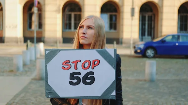 年轻女子抗议5G互联网 — 图库照片