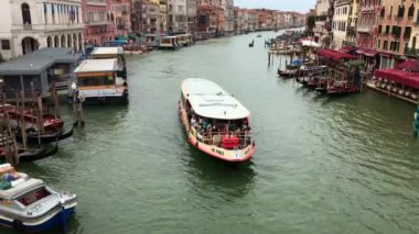 Venedik 'te su kanalında yelken açan turist teknesi