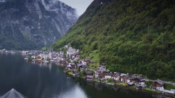 Úžasný letecký pohled na město Hallstatt v Rakousku — Stock video