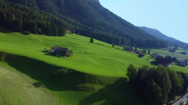 Yaz mevsiminde İtalyan Alplerinin insansız hava görüntüsü