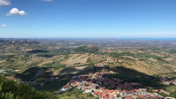 San Marino eyaletinin kalesinden harika bir manzara. — Stok video