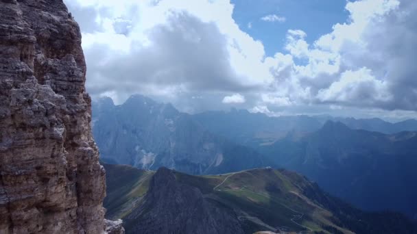 Dech beroucí letecký pohled na italské dolomity — Stock video