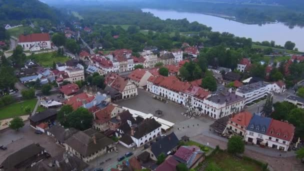 Zdjęcia lotnicze centrum Kazimierza Dolnego w Polsce — Wideo stockowe