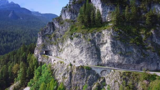 Vol aérien par drone d'une route asphaltée dans les montagnes des Dolomites en Italie — Video