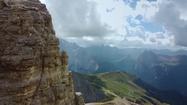 Vista aérea de tirar o fôlego das montanhas Dolomitas na Itália — Vídeo de Stock