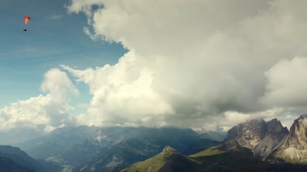Paralotniarstwo na niebie nad włoskimi Dolomitami — Wideo stockowe