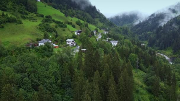 Gyönyörű táj az osztrák természet: kis folyó völgyben hegyek között — Stock videók