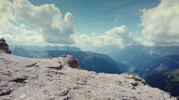 Adembenemend uitzicht vanaf de top van de Piz Boe berg in Dolomieten — Stockvideo